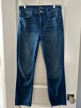MOTHER the Mid Rise Dazzler Crop Fray Jeans. Wash: Squeeze It size 28